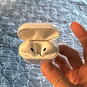Apple White Wireless Earbuds Charging Case